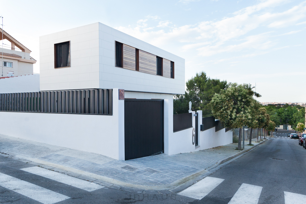 Custom modular house facade