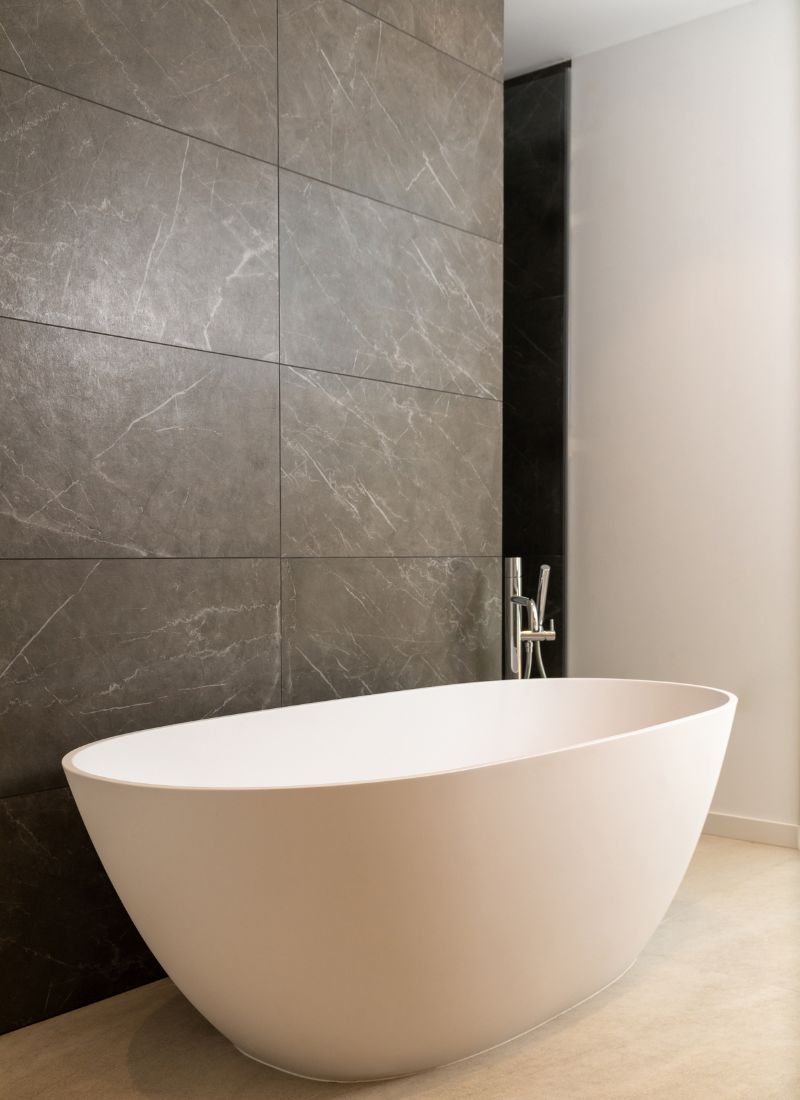 salle de bain luxueuse avec baignoire îlot