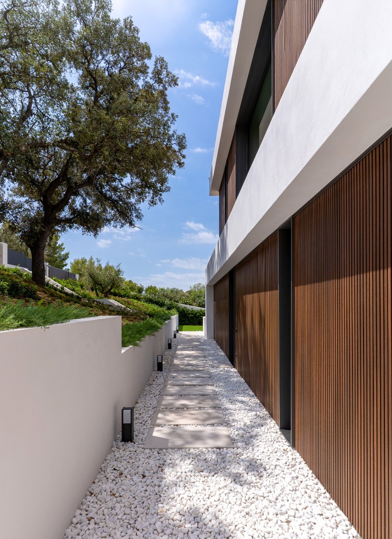 Détail en bois sur la façade extérieure d'une maison modulaire