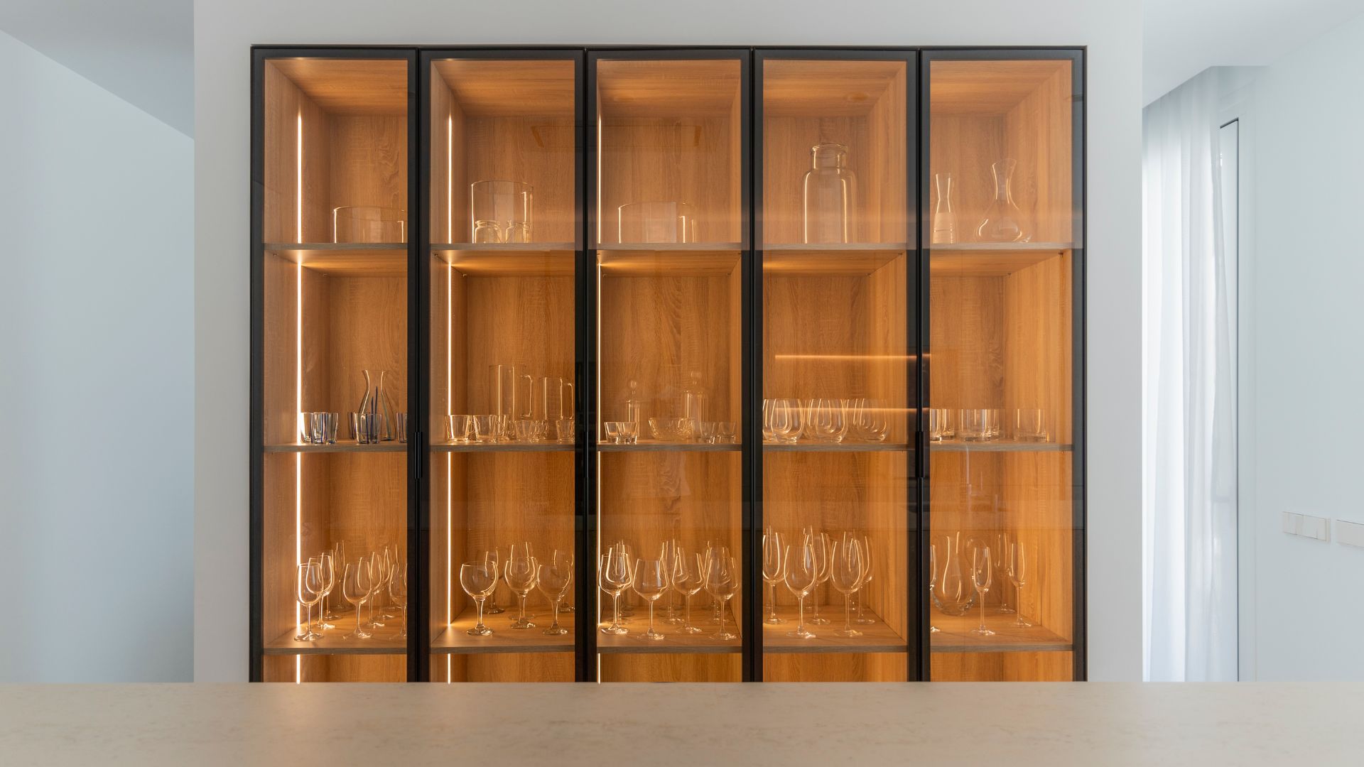 Cave à vin dans une cuisine de luxe - Villa modulaire Mallorca