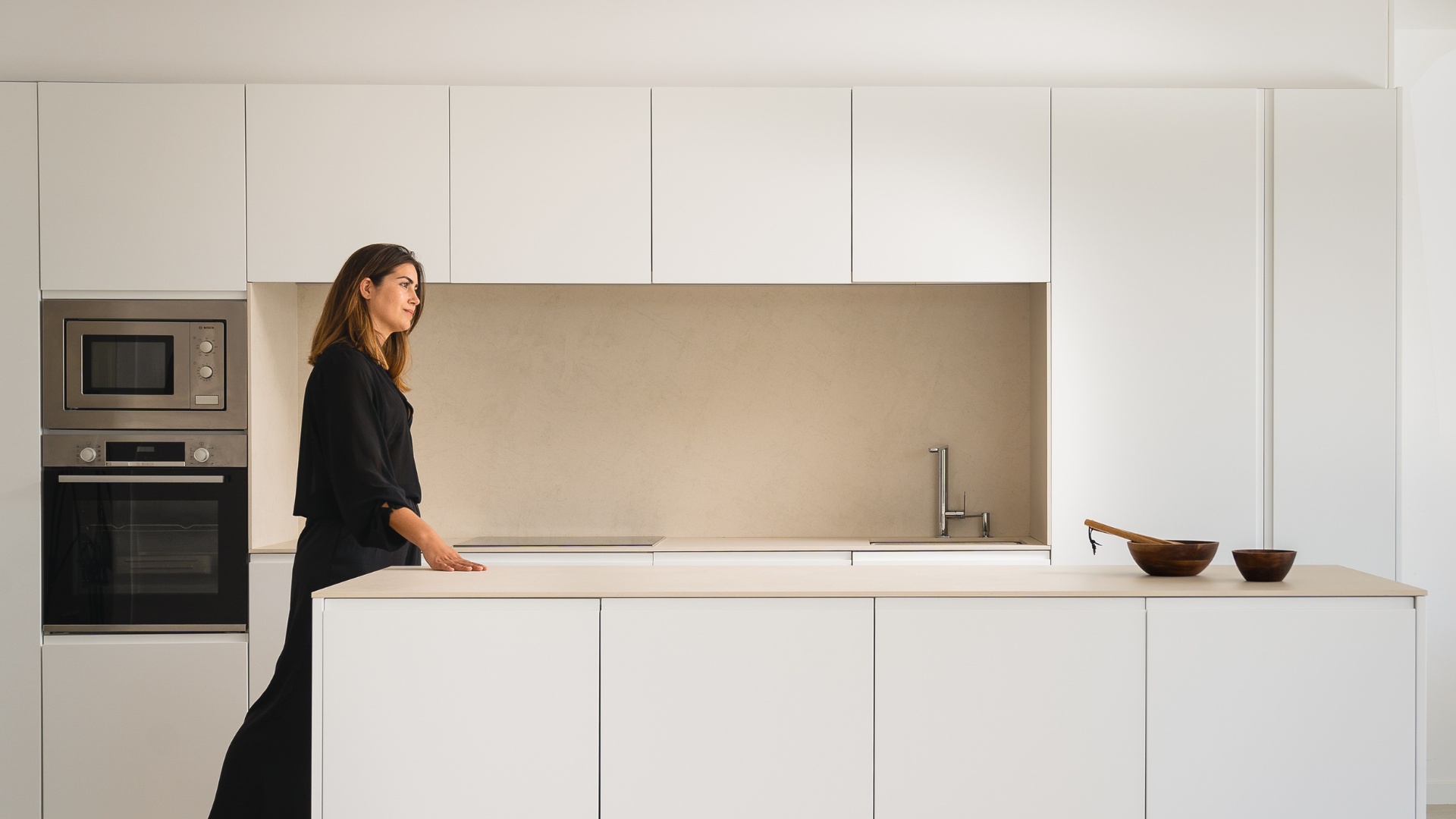 Cuisine blanche maison modulaire blanche et compacte à Minorque