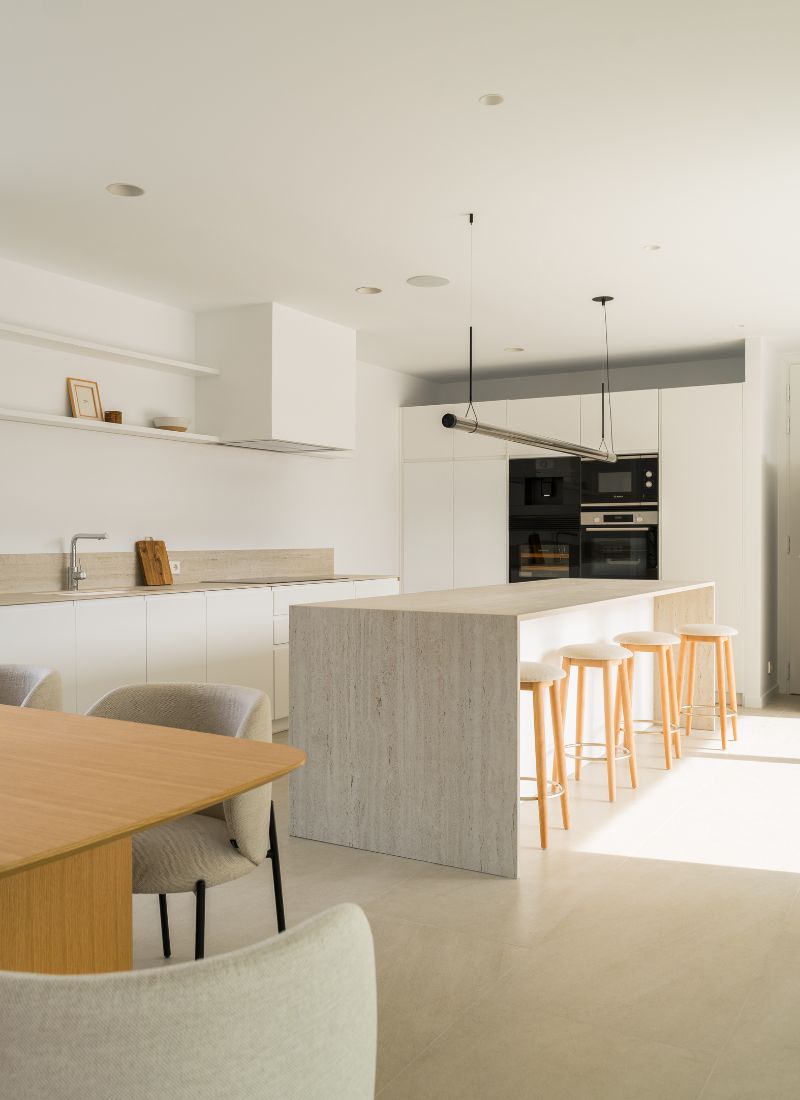 Cuisine blanche de luxe dans une maison haut de gamme Bonifacio
