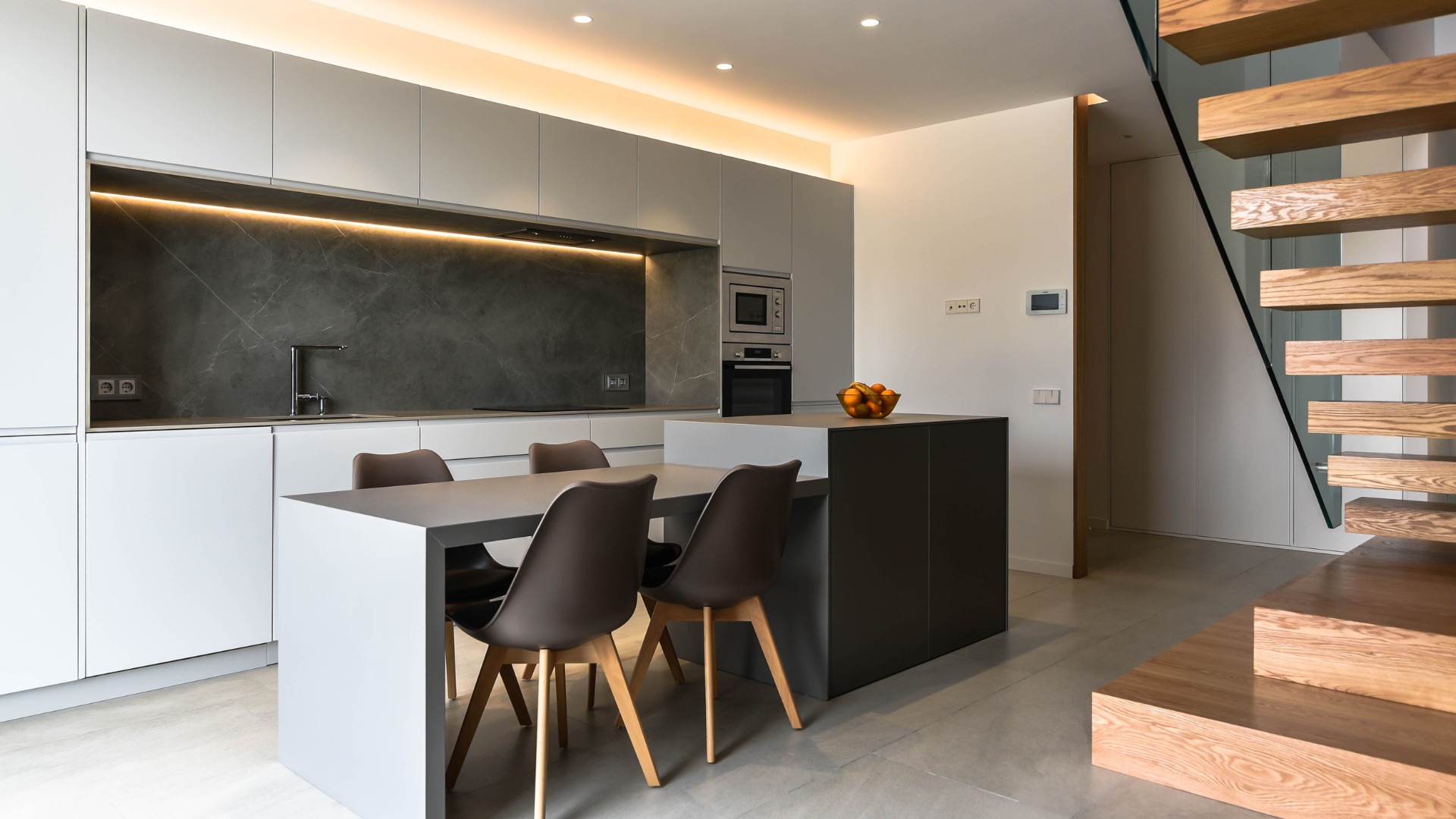 Cuisine noire maison préfabriquée Madrid facade avec revêtement céramique noir et gris