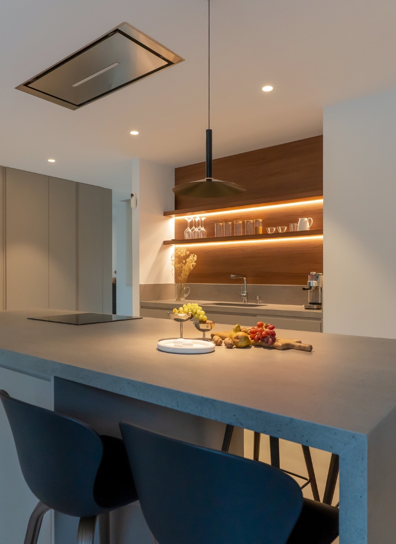 Cuisine ouverte rétroéclairée par des lumières LED chaudes en maison préfabriquée