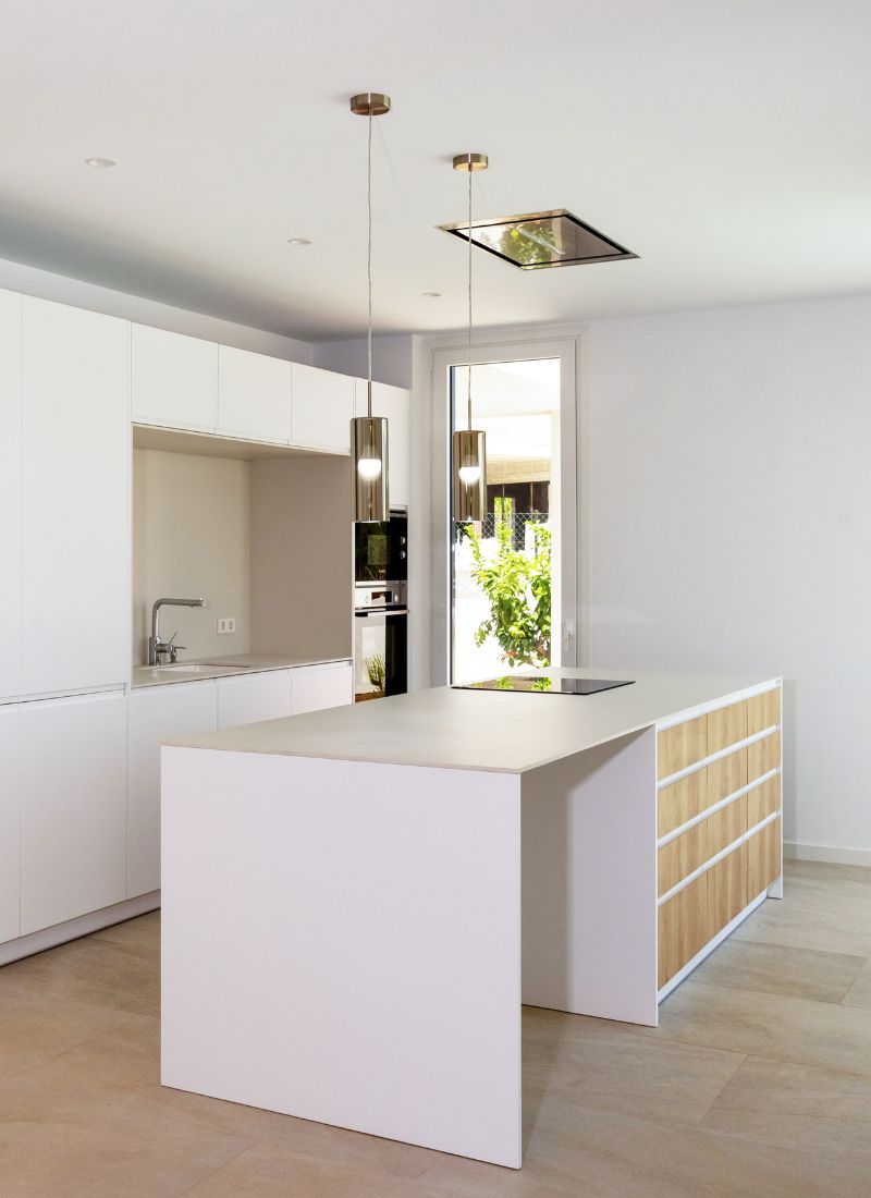 Cuisine blanche dans une maison à Majorque