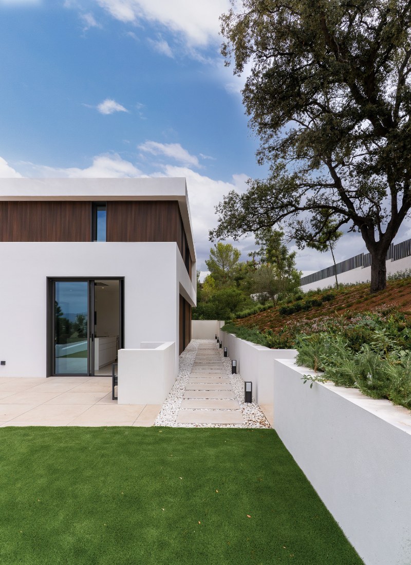 Détail en bois sur la façade extérieure d'une maison modulaire Saint-Tropez
