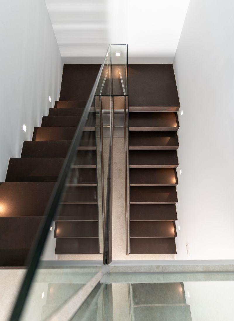 Escaliers en bois noir dans une maison de luxe préfabriquée