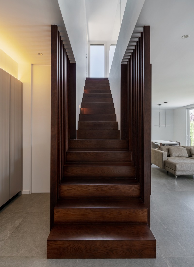 Escaliers en bois dans une maison modulaire inHAUS