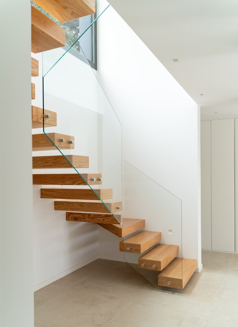Escaliers suspendus en bois dans une maison modulaire