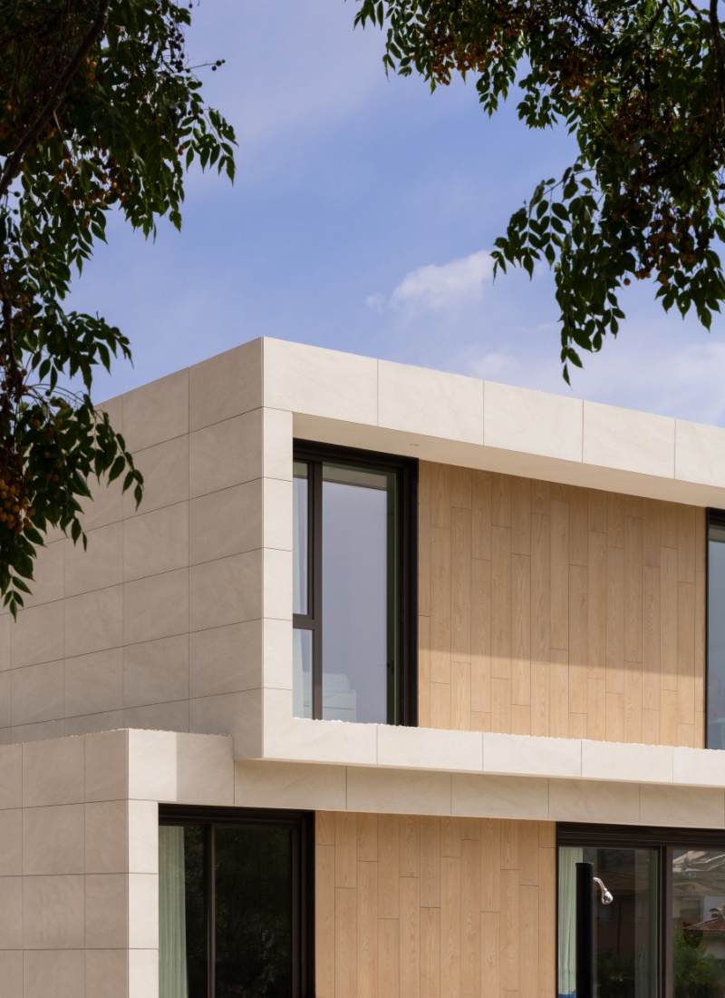Façade principale détail maison préfabriquée compacte et élégante en Espagne