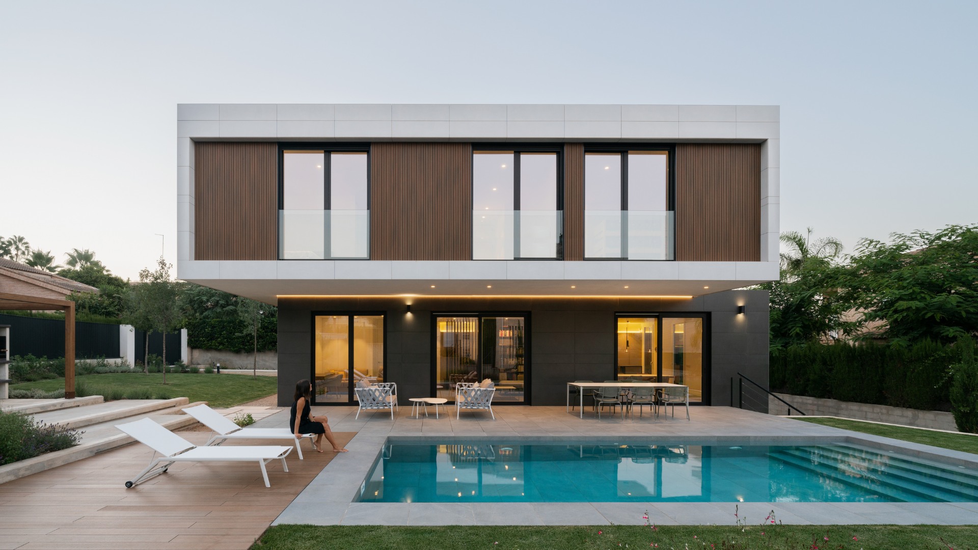Vue nocturne facade principale maison modulaire avec finitions céramiques noires et foncées | Maisons inHAUS