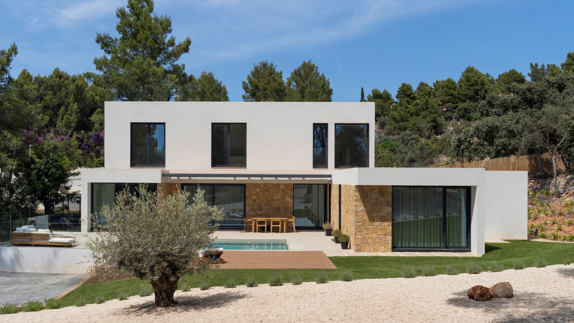 Façade en pierre naturelle dans une villa préfabriquée à Majorque