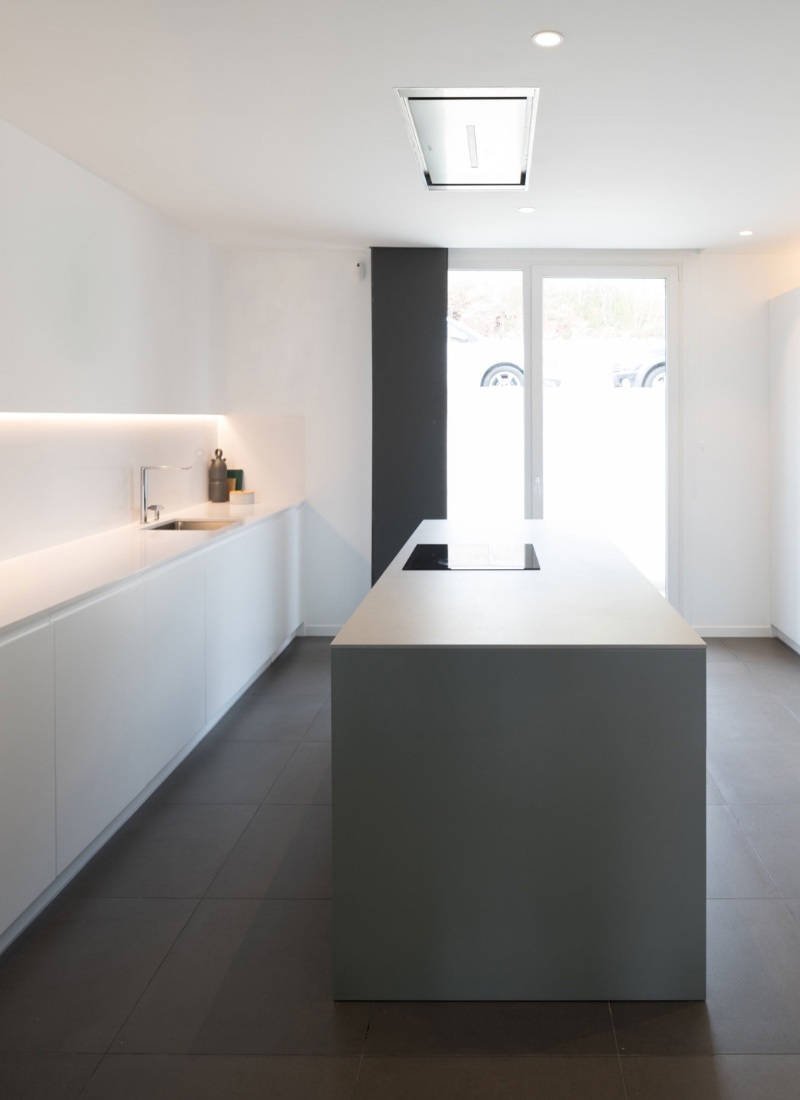 îlot noir dans cuisine ouverte en maison modulaire