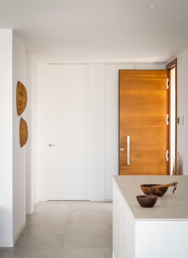 Porte d'entrée maison modulaire blanche et compacte à Minorque