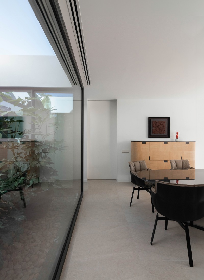 Salon avec court intérieur dans une maison de plain-pied Porto-Vecchio