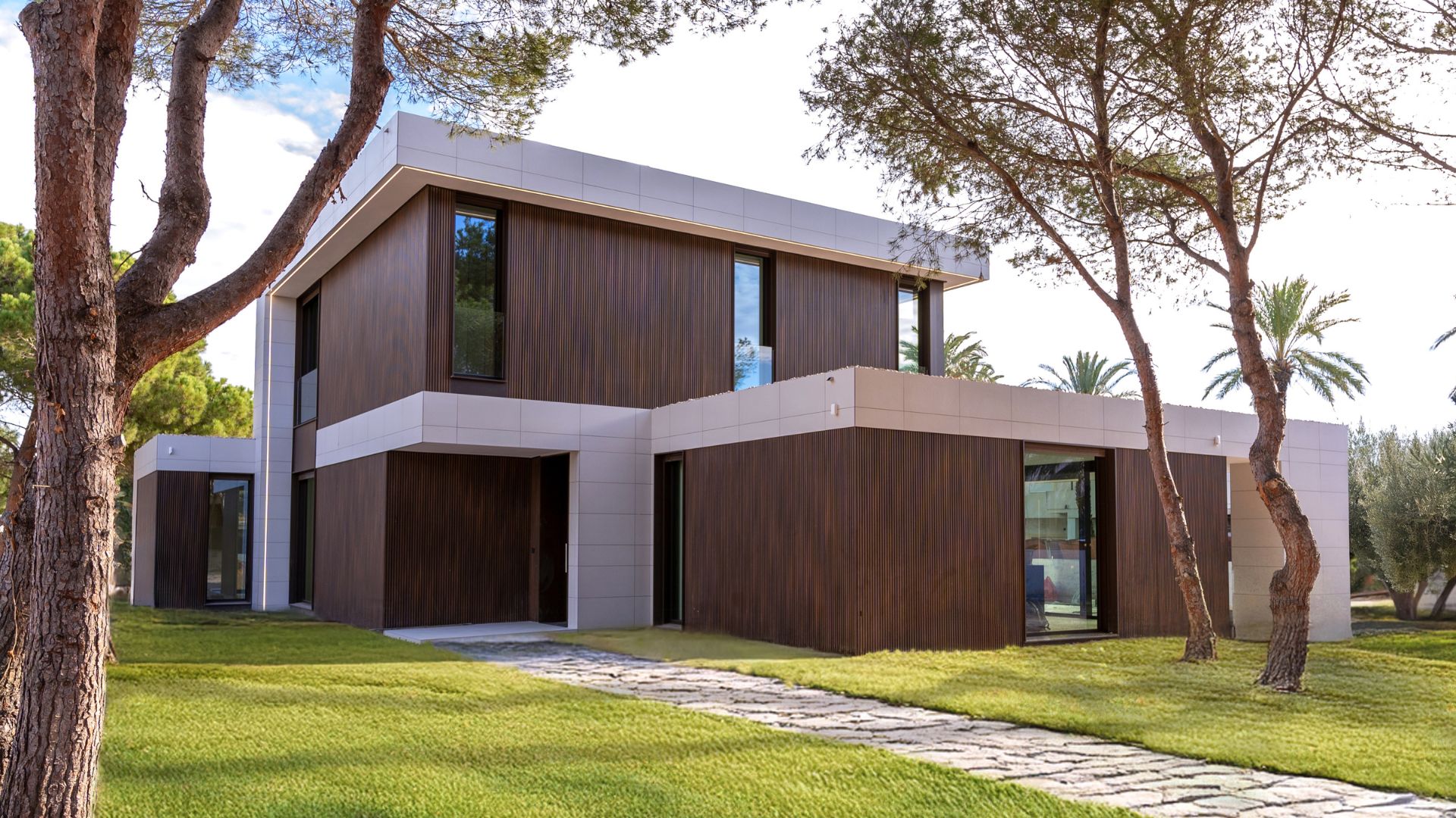 Facade d'une maison préfabriquée en bois avec style high-tech avec éclairage LED