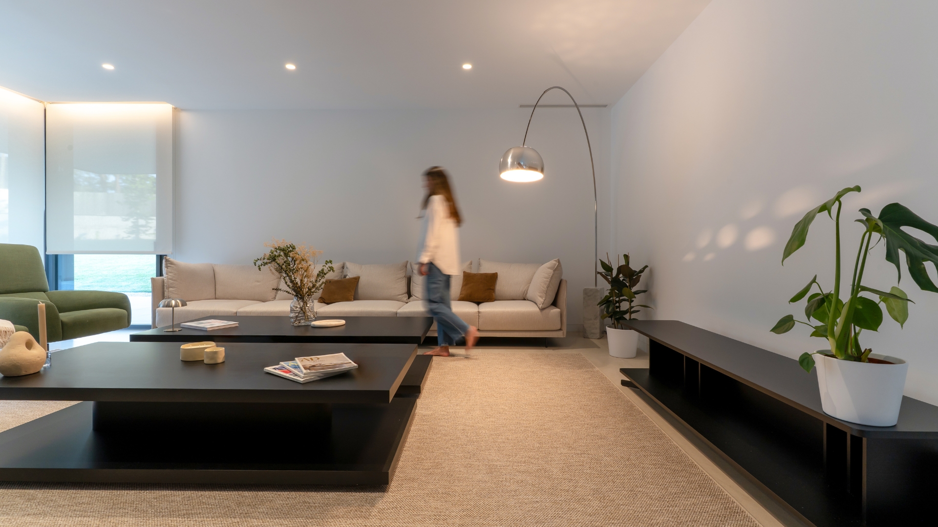 Maison en forme de L salon ouvert avec décoration d'interieur