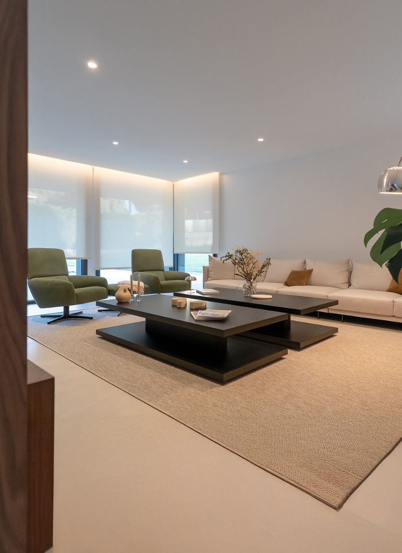 Salon avec décoration intérieure design dans une maison de luxe en forme de L