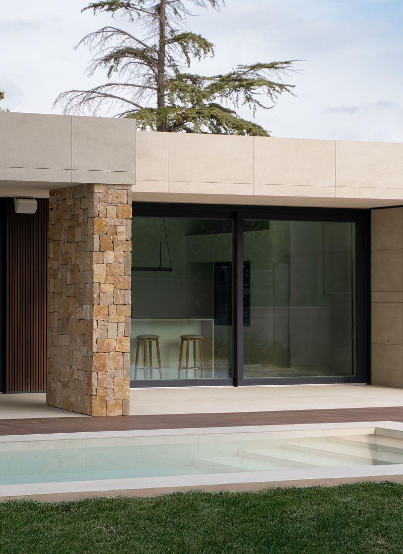 Façade en pierre naturelle et bois dans une maison modulaire Bonifacio