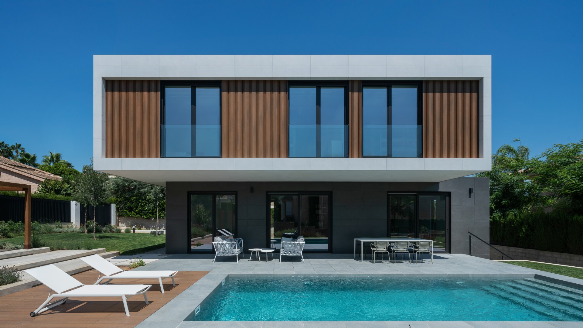 Facade principale maison modulaire avec finitions céramiques noires et foncées