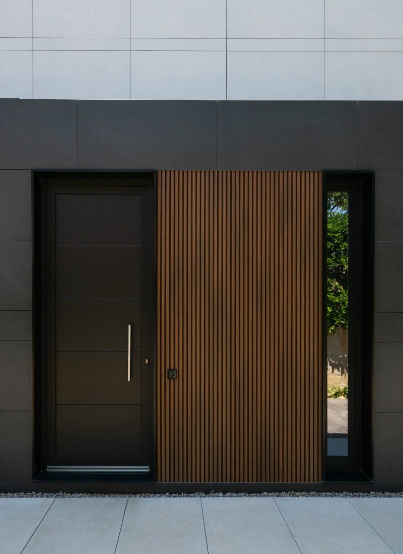 Porte d'entrée maison modulaire avec finitions céramiques noires et foncées