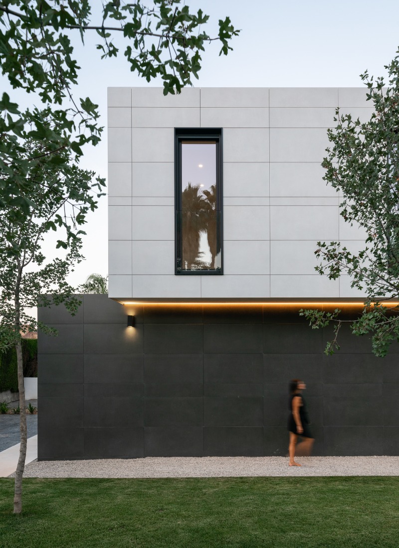 Facade éclairée par des lumières LED maison modulaire avec finitions céramiques noires et foncées