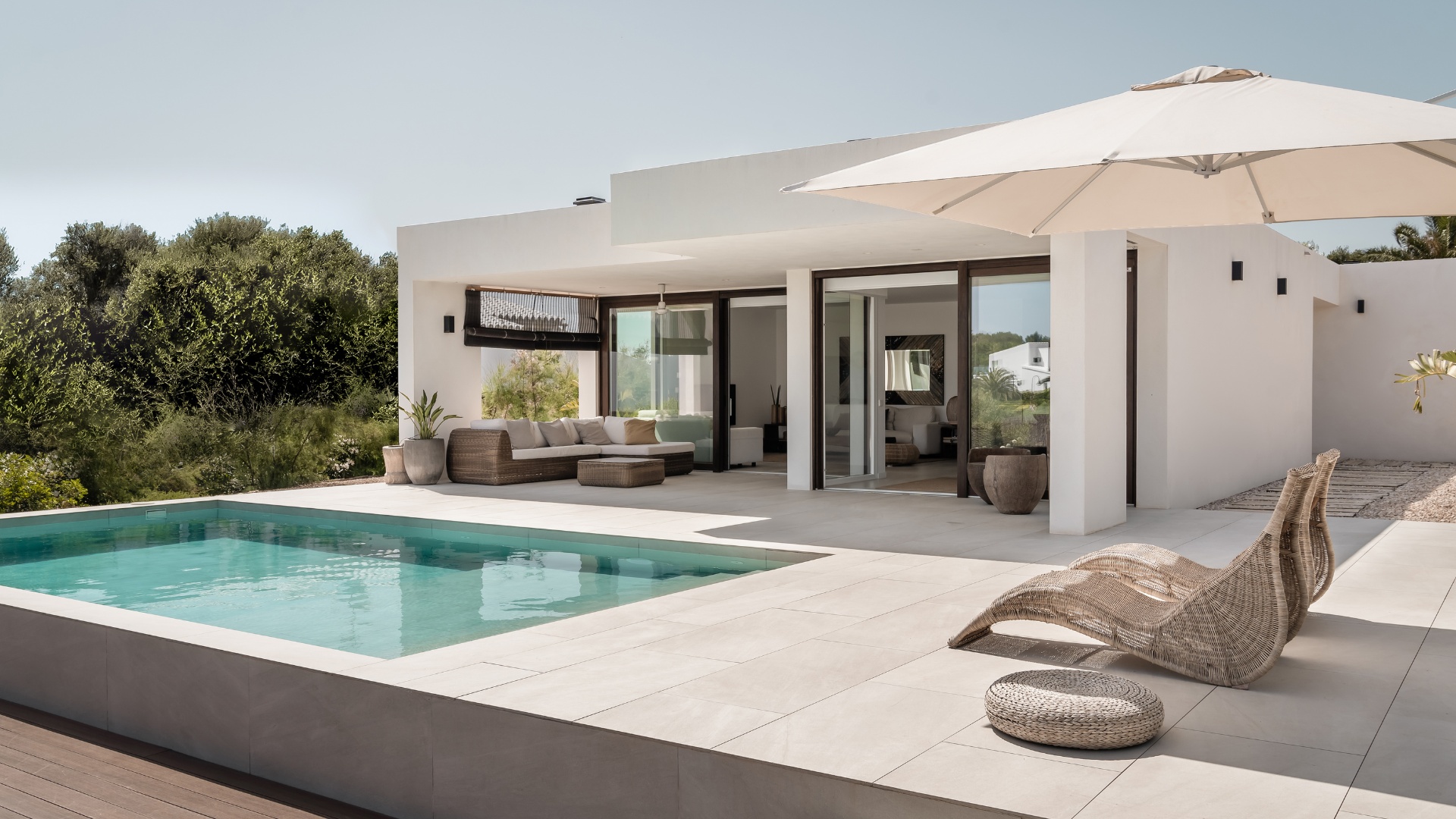 Maison modulaire blanche et compacte à Minorque