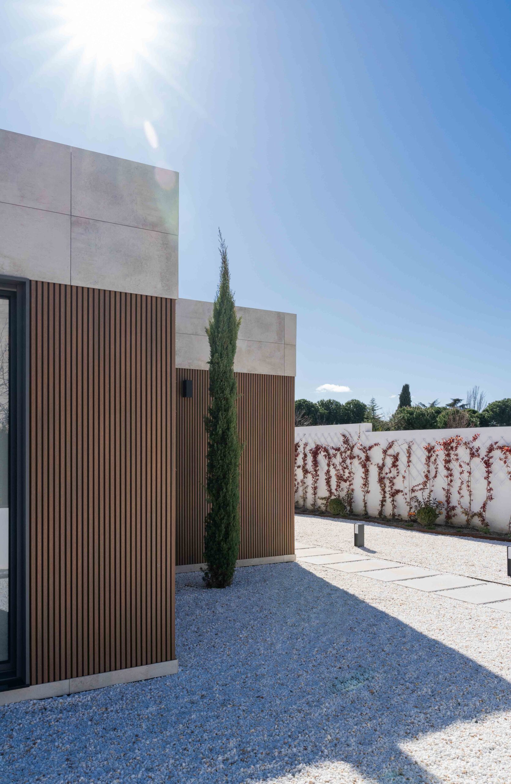 Maison préfabriquée façade avec revêtement en bois technologique résistant à l'extérieur