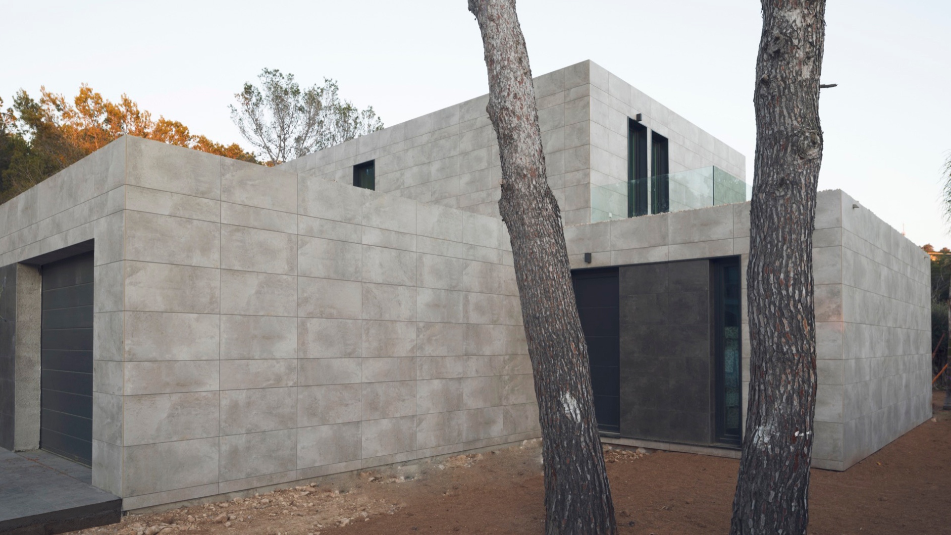 Garage modulaire dans maison préfabriquée en béton