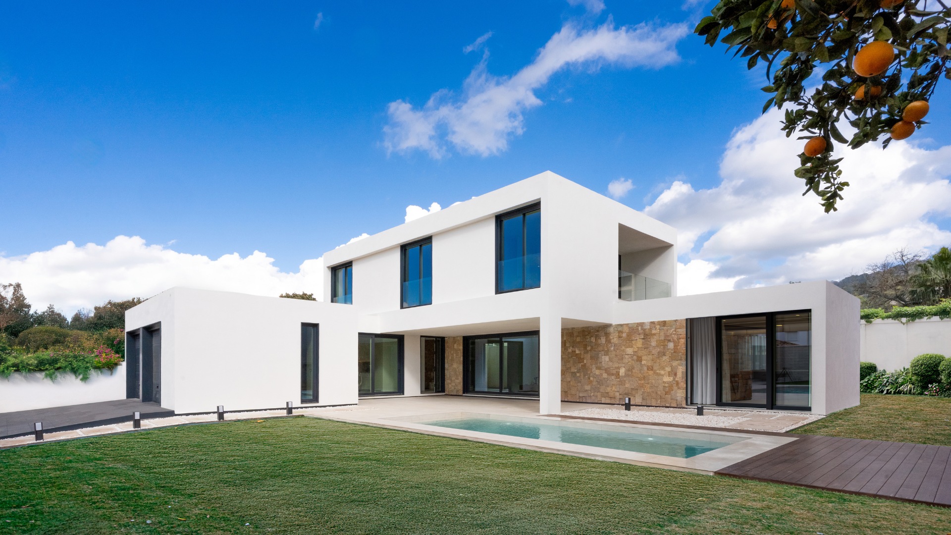 Maison préfabriquée à Ibiza avec pierre naturelle dans le façade