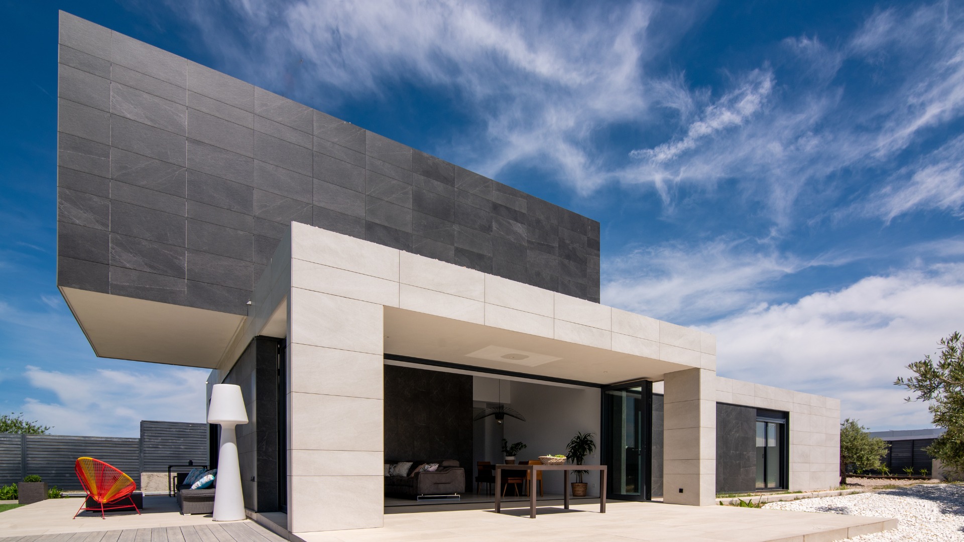 Maison préfabriquée Madrid facade avec revêtement céramique noir et gris