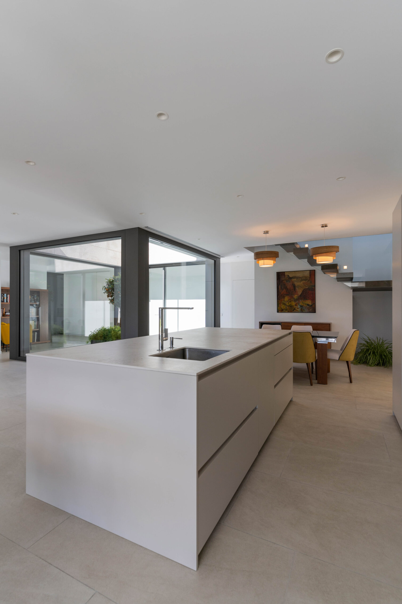 Patio intérieur dans une maison modulaire