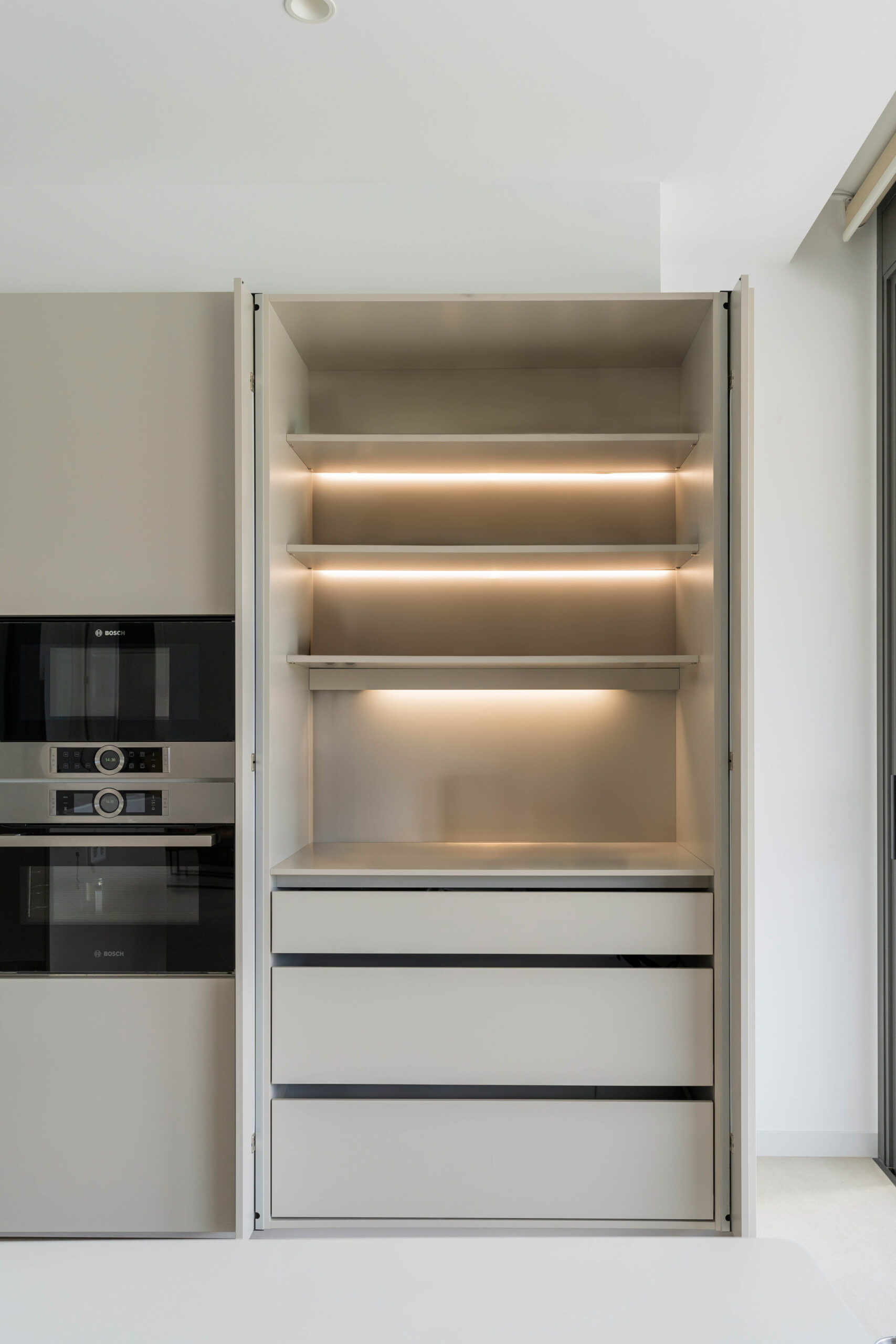Coin petit-déjeuner dans une cuisine de style bureau dans une maison préfabriquée