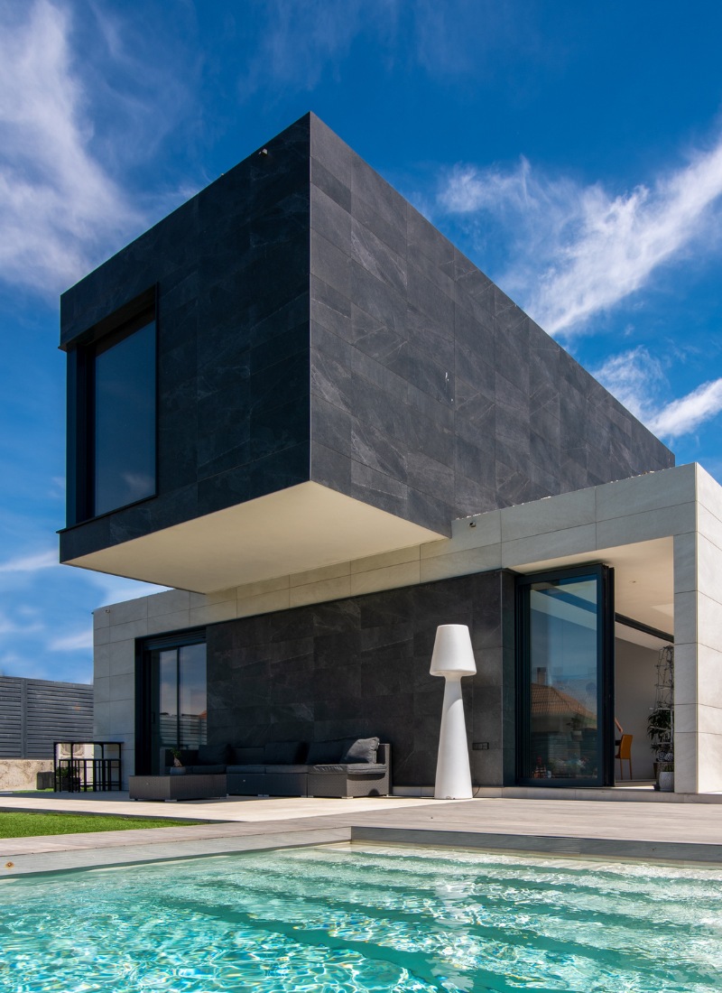 Maison préfabriquée Madrid piscine avec revêtement céramique noir et gris