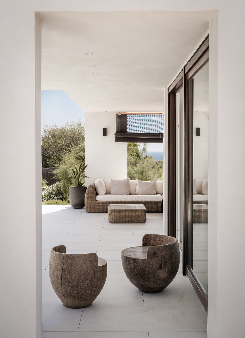 Porche maison modulaire blanche et compacte à Minorque | Maisons inHAUS