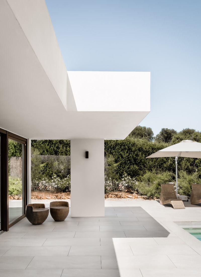 Porche maison modulaire blanche et compacte à Minorque
