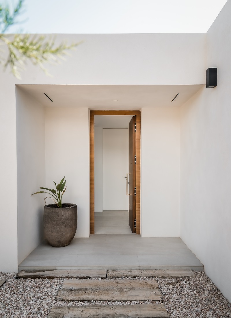 Porte d'entrée maison modulaire blanche et compacte à Minorque
