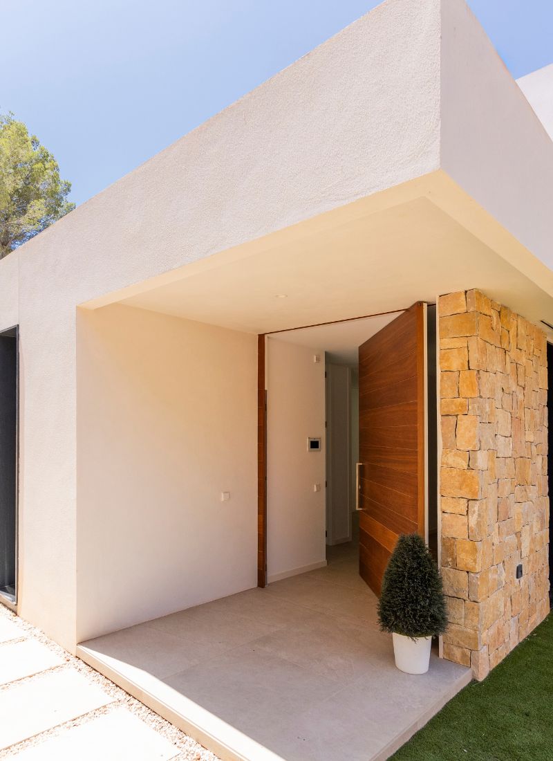 Porte pivotante en bois donnant accès à la villa modulaire à Majorque