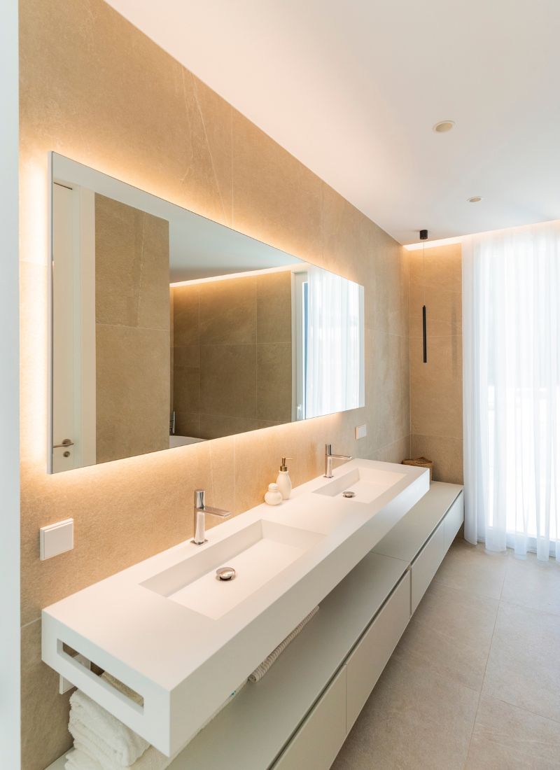 Salle de bains de luxe avec miroir rétroéclairé
