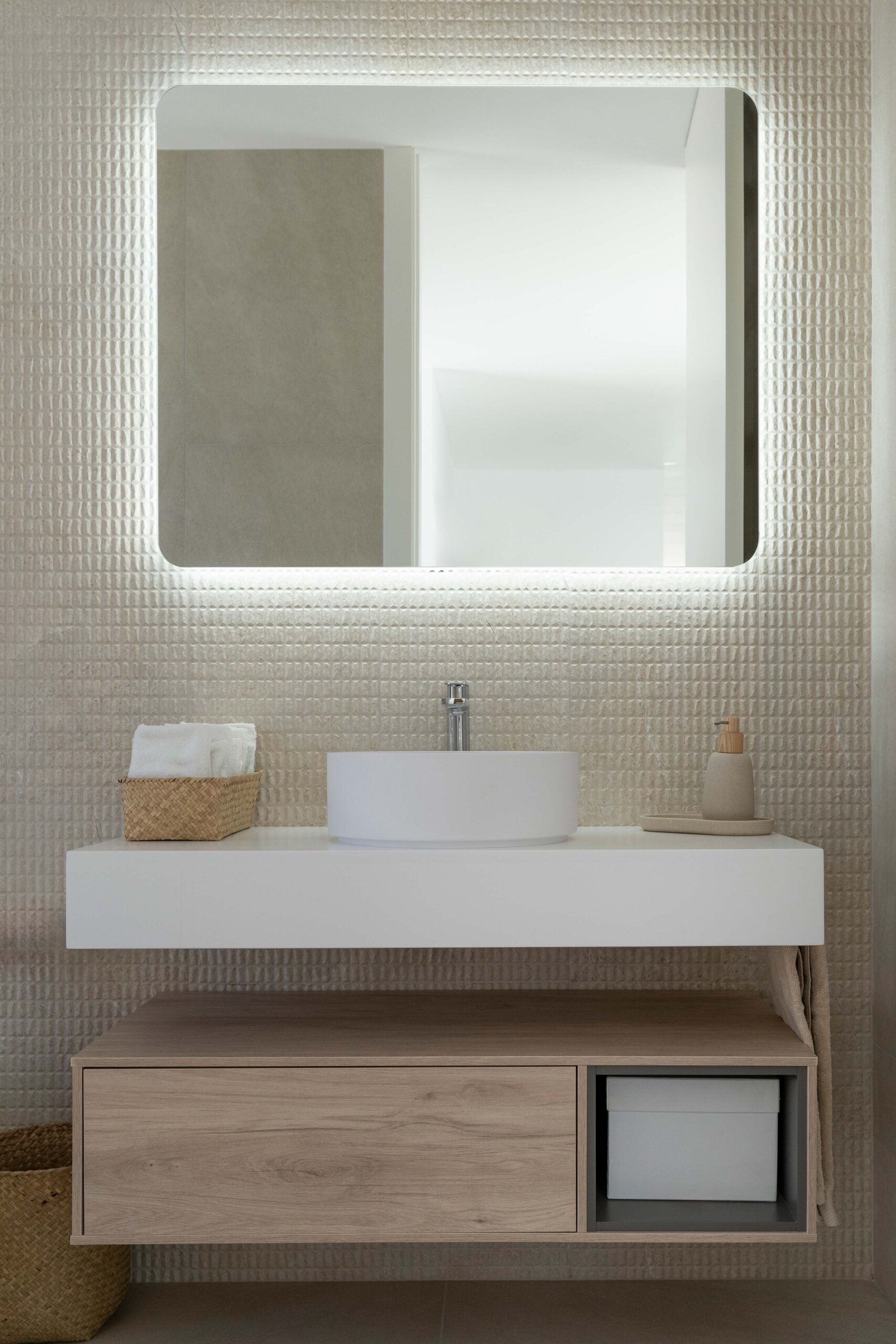 Salle de bain de luxe avec miroir rétroéclairé dans une maison modulaire France