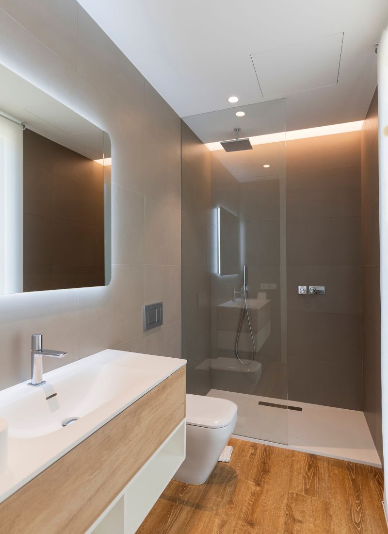 Salle de bains de luxe avec miroir céramique grand format