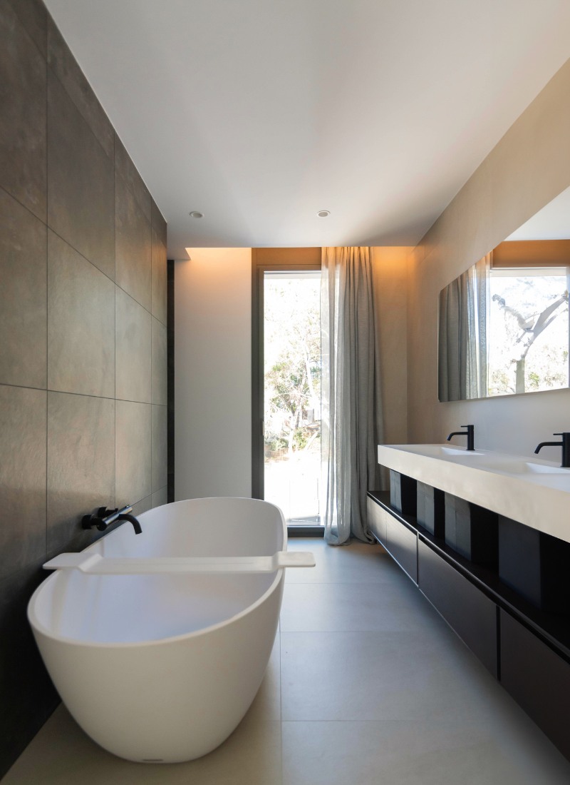 Salle-de-bain de luxe avec baignoire îlot dans une maison modulaire Porto-Vecchio