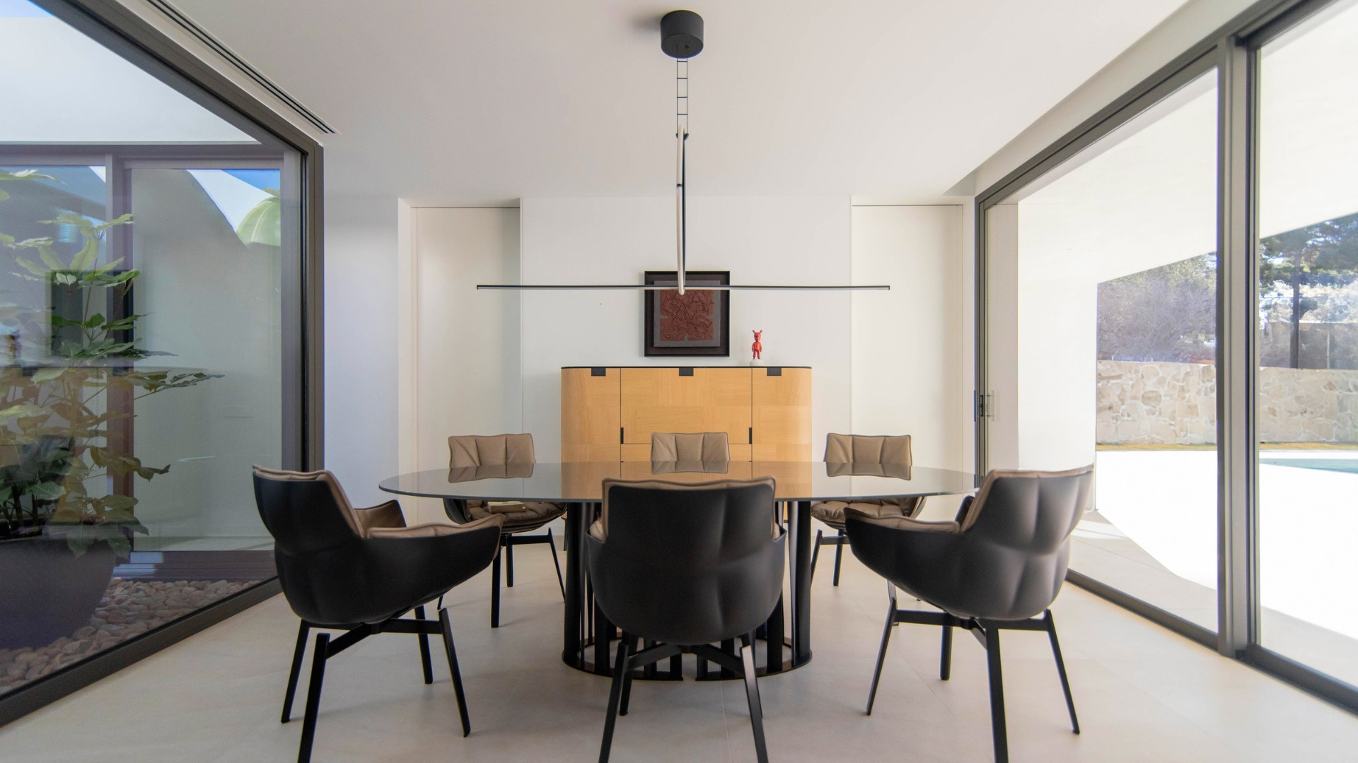 Salon purvert avec court intérieur dans une maison de plain-pied Porto-Vecchio