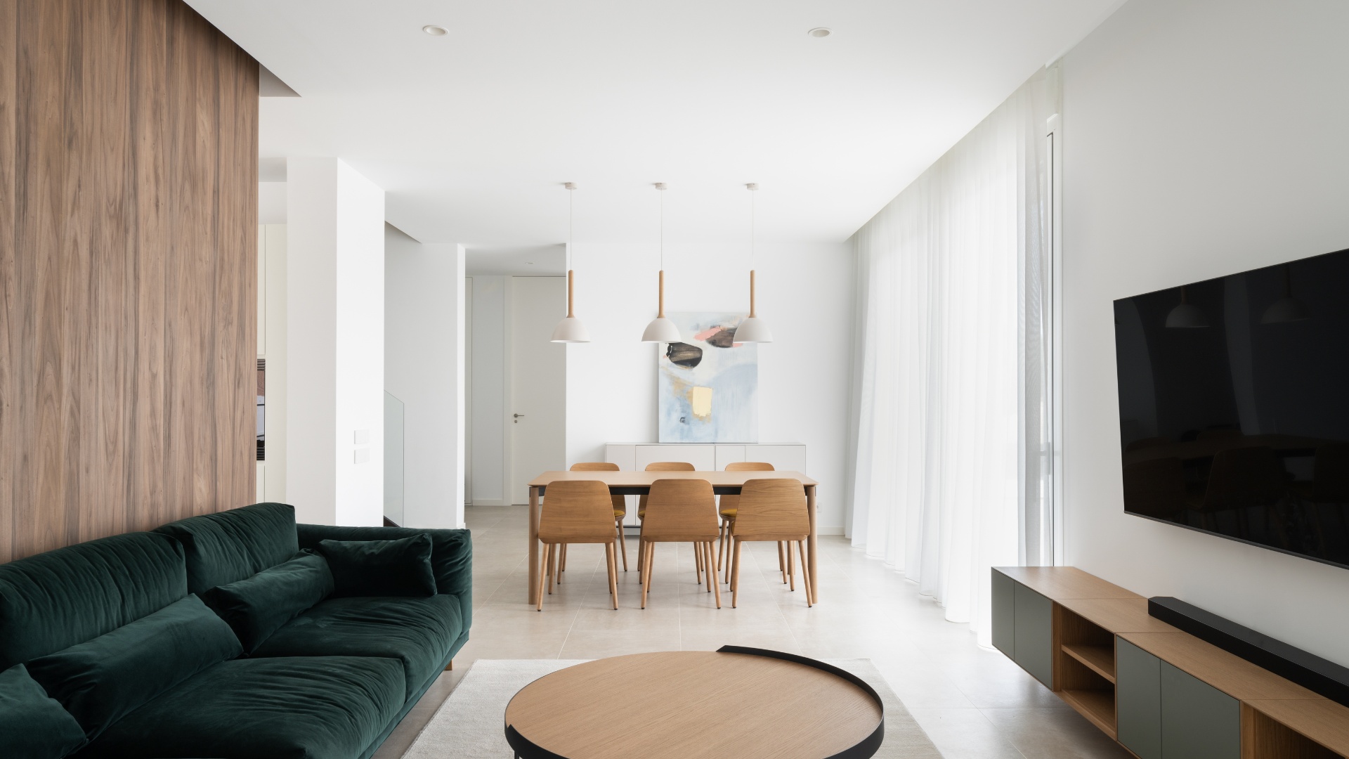 Décoration intérieure du salon ouvert dans une maison préfabriquée compacte en Espagne