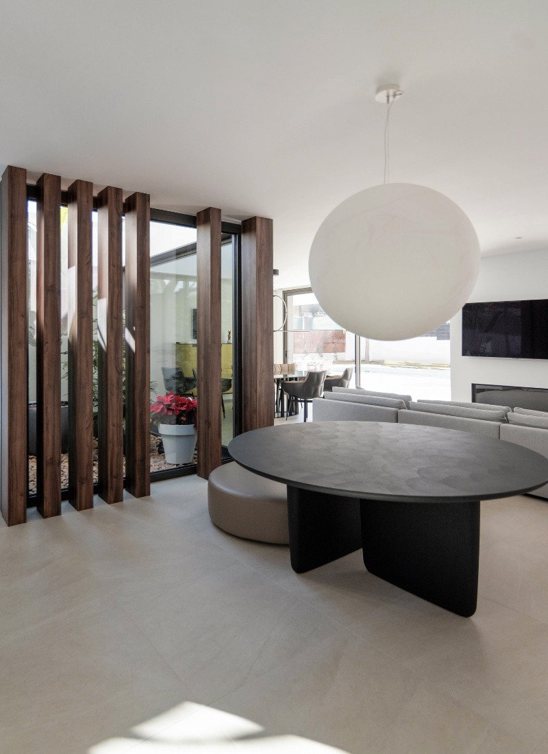 Salon avec court intérieur dans une maison de plain-pied Porto-Vecchio