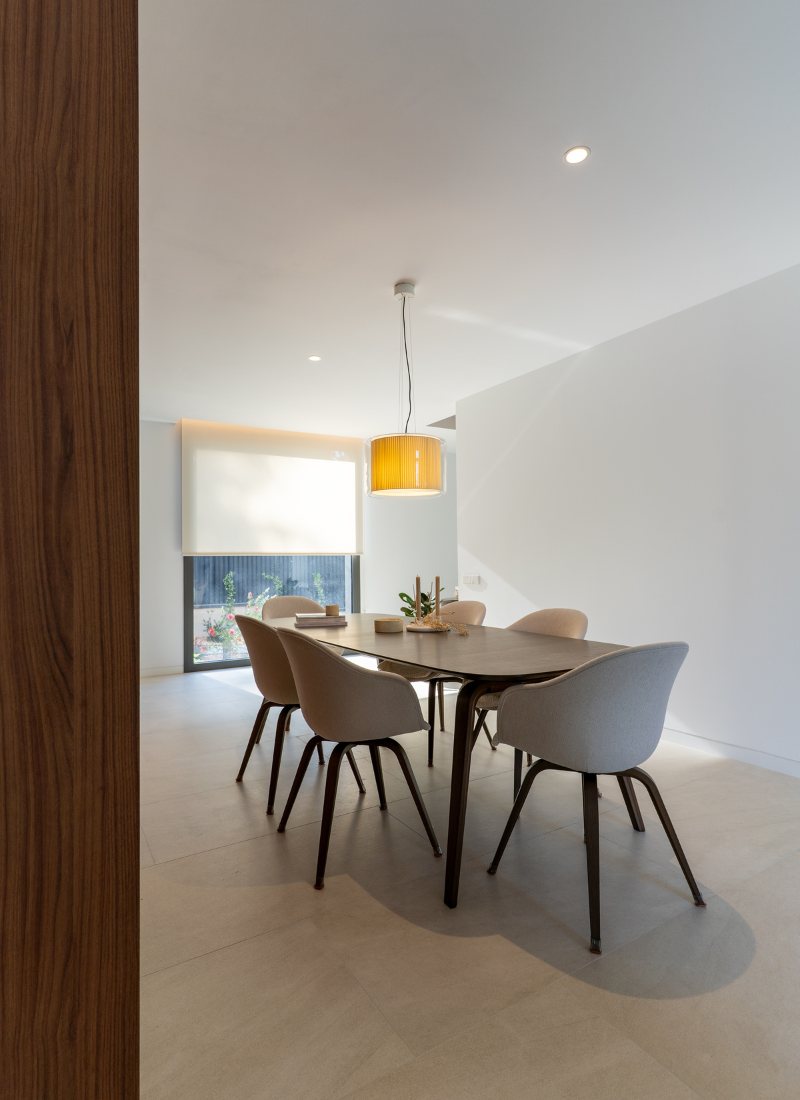 Salon-salle à manger ouvert, grande table pour les repas