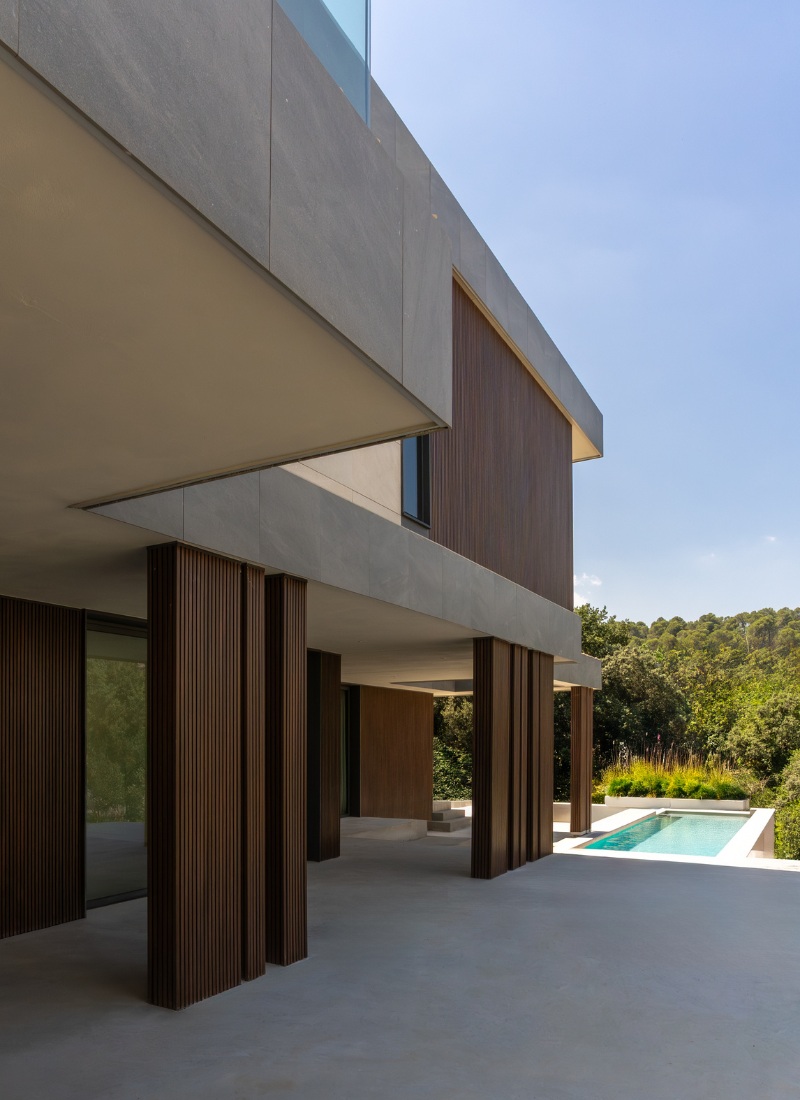 Construction modulaire avec bois technologique à l'extérieur