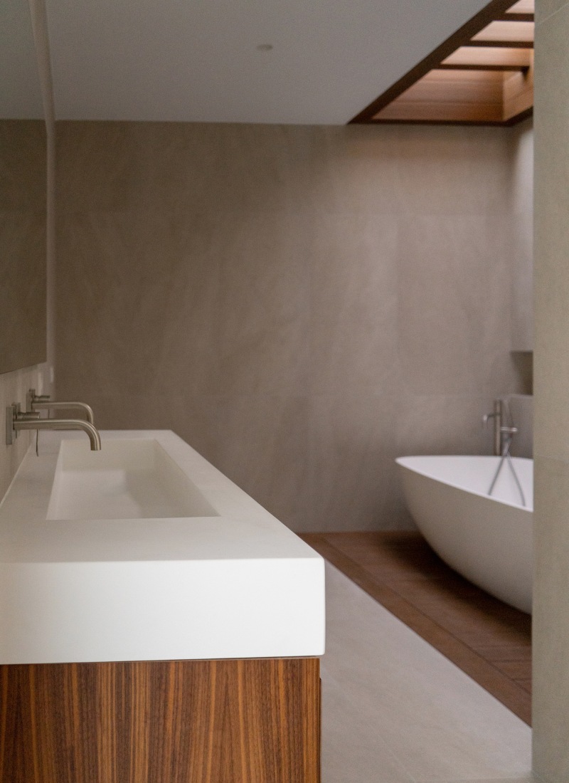 Salle de bain luxueuse avec des matériaux en bois