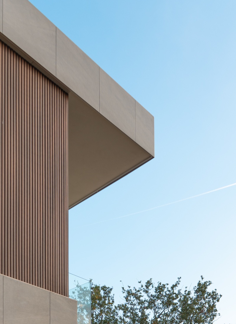 Façade en porcelaine avec bois technologique