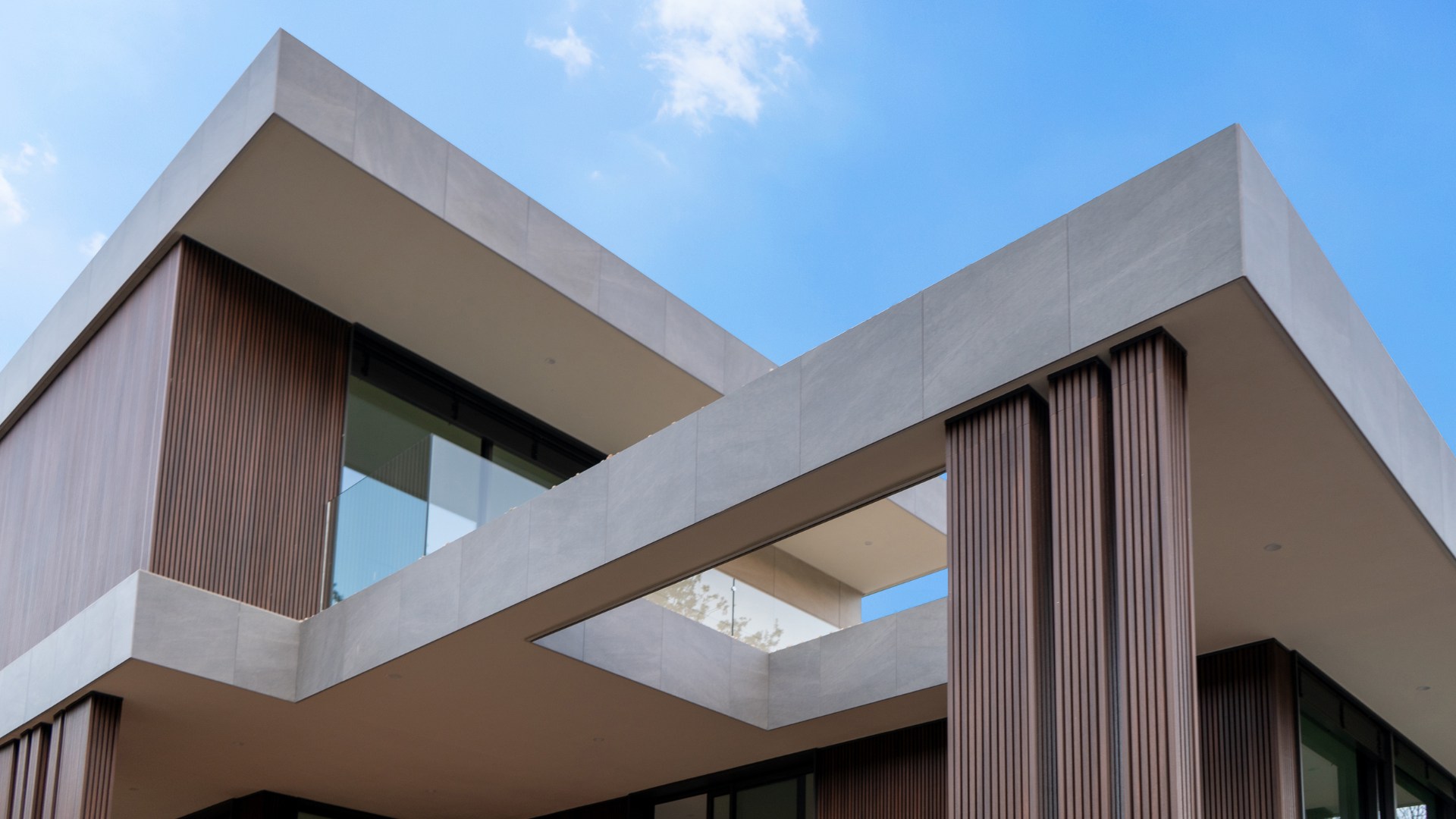 Façade en porte-à-faux vue latérale